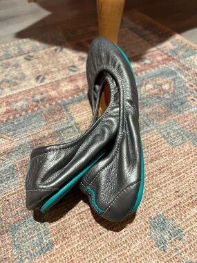 Tieks SILVER Leather Foldable Flats with Teal Outsole